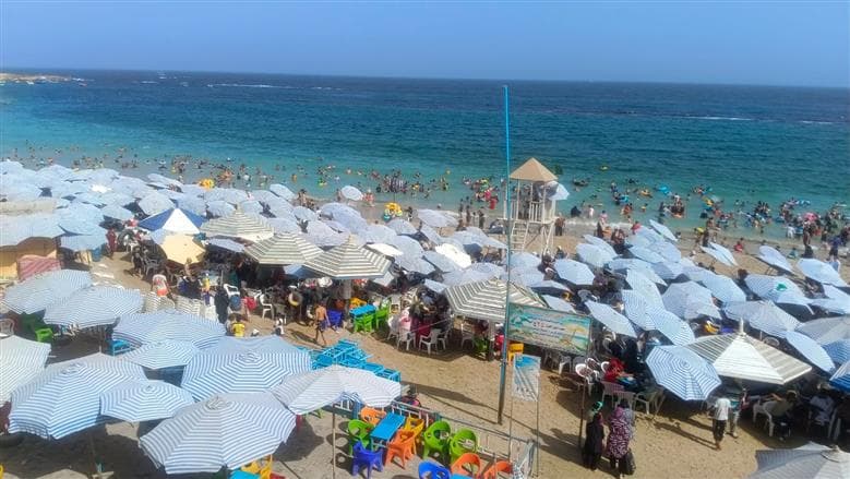 ثلاث شواطئ ممتلئة في الإسكندرية بمناسبة 23 يوليو