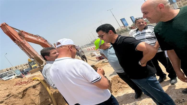نائب محافظ مطروح يتابع إصلاح كسر خط مياه العلمين