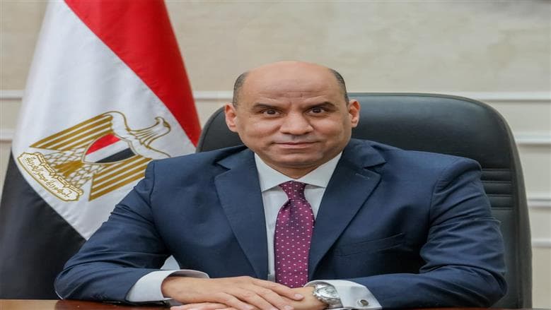 وزير العمل يراقب حادث سيارة بمنيا