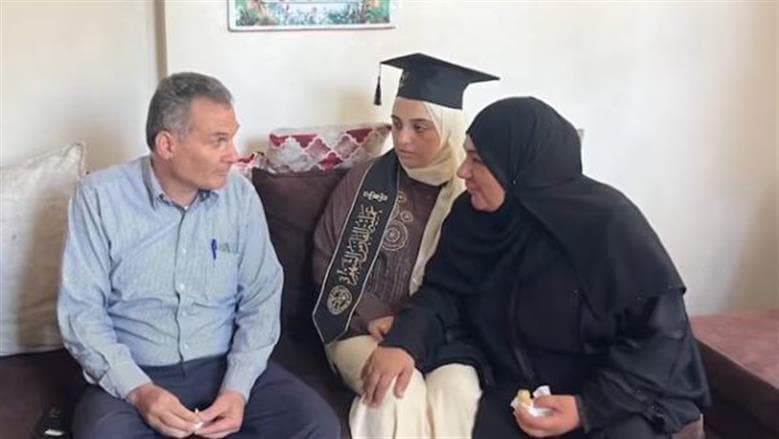 والدة الأولى على الثانوية بغزة تطلب منحة مصر