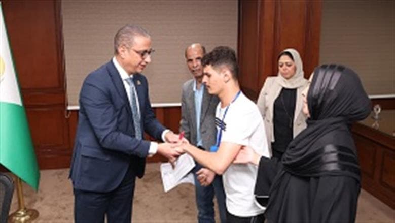 محافظ الجيزة يسلّم عقود عمل ويوجه لإزالة سور