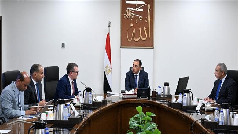 رئيس الوزراء يناقش مع وزير التخطيط تعزيز الاقتصاد والاستثمار