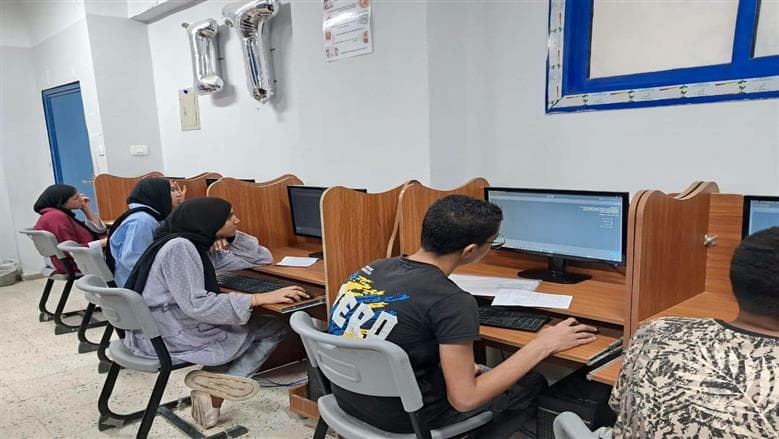 طلاب يتوجهون للاختبارات الإلكترونية لمدارس التكنولوجيا