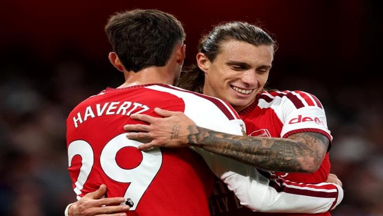 Arsenal starts EPL title defense with win