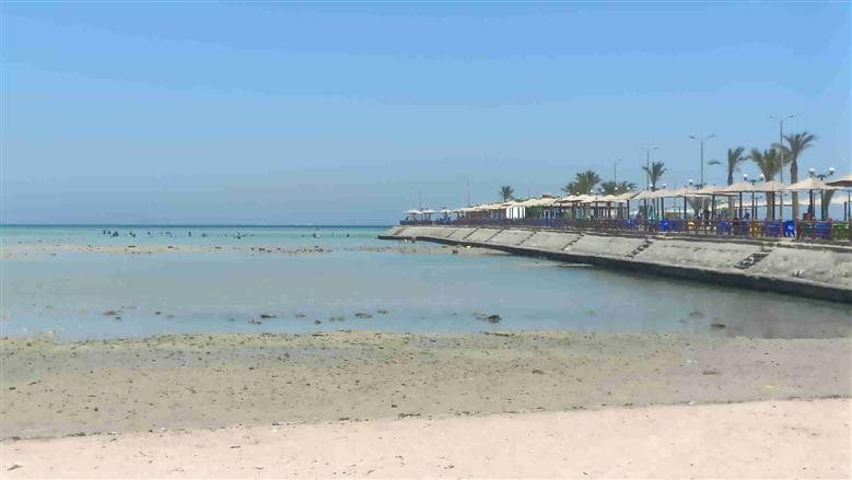 المطافون يتوافدون الى شواطئ الغردقة رغم انخفاض المياه