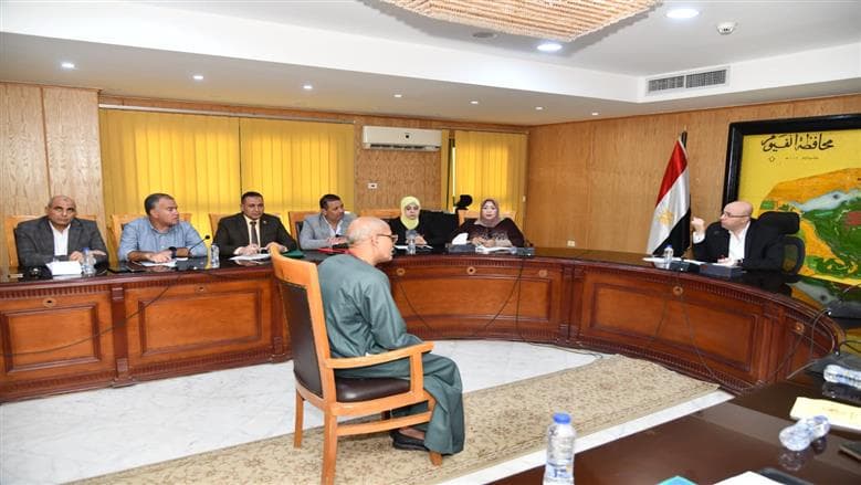 محافظ الفيوم يوجه بفحص زراعة قرنية لفتاة