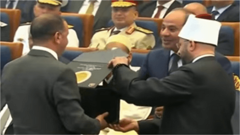 وزير الأوقاف يهدي السيسي كتب الشمائل