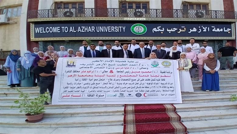 مستفيدون من خدمات قافلة جامعة الأزهر بالنهضة