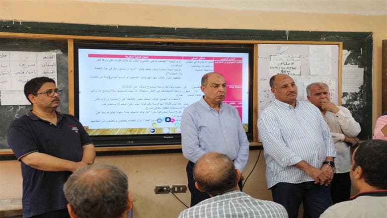 Minya governor observes teacher training on Egyptian Baccalaureate