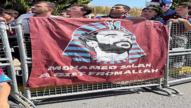 Trabzon fans honor Salah with special welcome