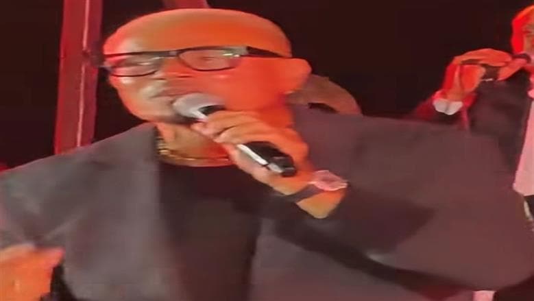 عمرو دياب يمازح بطلة الفيديو في حفله
