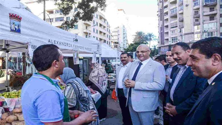 محافظ الإسكندرية يزور سوق المزارعين بزیزينیا