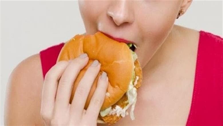 هل تناول الطعام بعد الثامنة يسبب زيادة الوزن