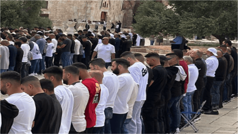 Palestinians pray at Al-Aqsa despite siege