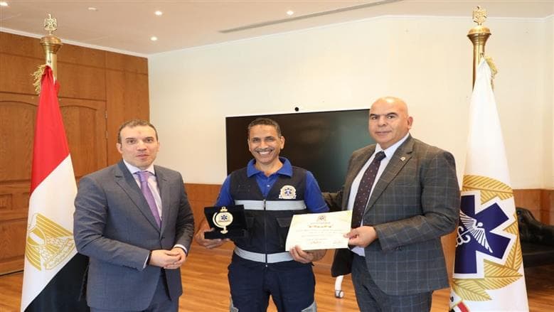 الإسعاف يكرم طفل أنقذ والده