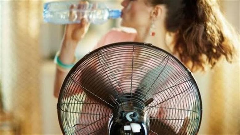طريقة غير معتادة لتبريد الهواء باستخدام زجاجة ماء مجمدة