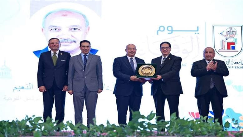 جامعة القاهرة تكرم رئيس دار الكتب