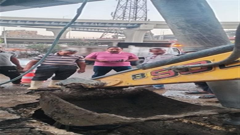 إصلاح كسر في ماسورة مياه بشارع الجامعة