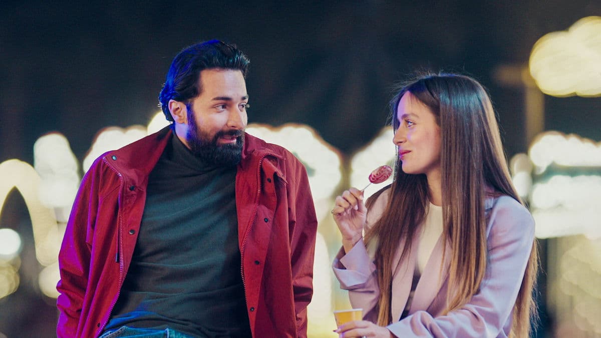 Red Flag blends modern comedy with classic artistic spirit