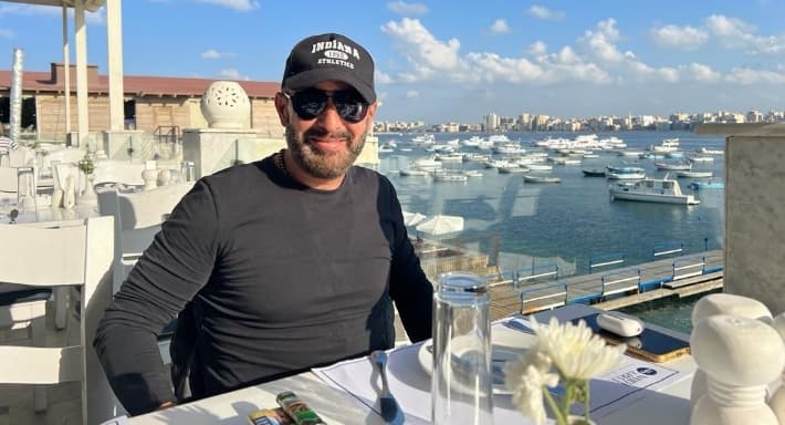 أحمد السقا يعيد اكتشاف نفسه في الكوميديا من خلال مسلسل "خلى بالك من نفسك"