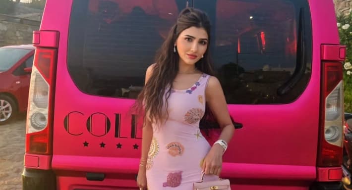 شرطة الموضة مي عمر بفستان صيفي أنيق