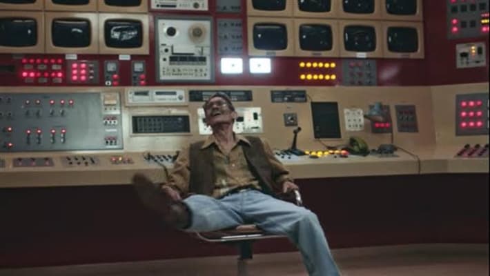 محمود عزب يلفت الانتباه بأداءه الكوميدي وأغنية عن الاكتئاب