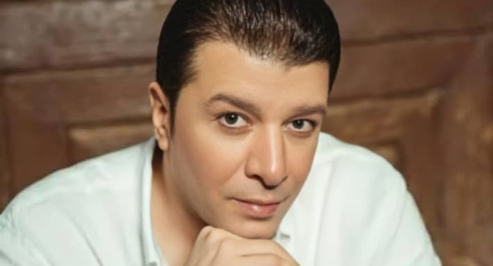 مصطفى كامل يوضح حالته الصحية بعد سقوطه
