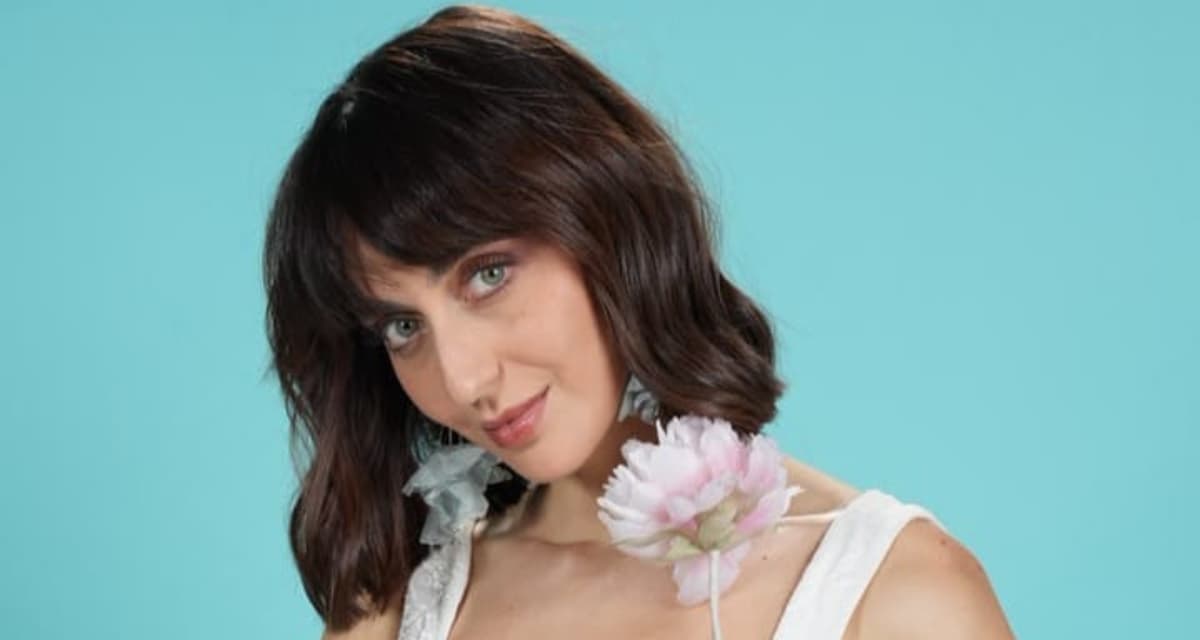 Faya Younan Debuts New Song with Vintage Video