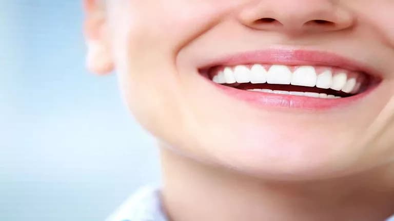 الصحة تحذر من مخاطر خلطات تبييض الأسنان