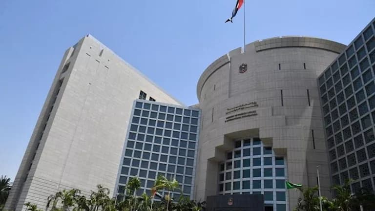 وزير الخارجية يتبادل الحديث مع نظيره القطري حول التطورات الإقليمية