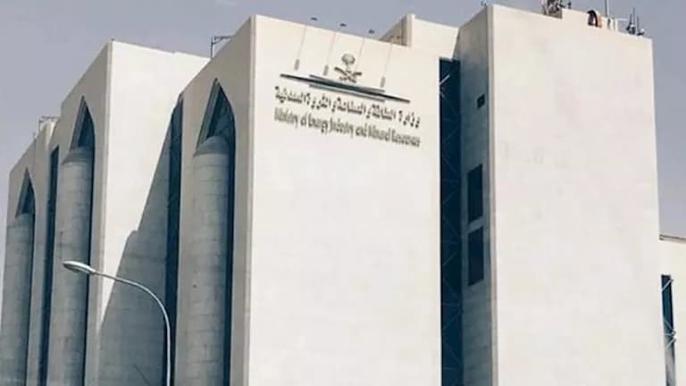 السعودية تعلن وفاة وإصابة إثر سقوط شظايا صاروخ