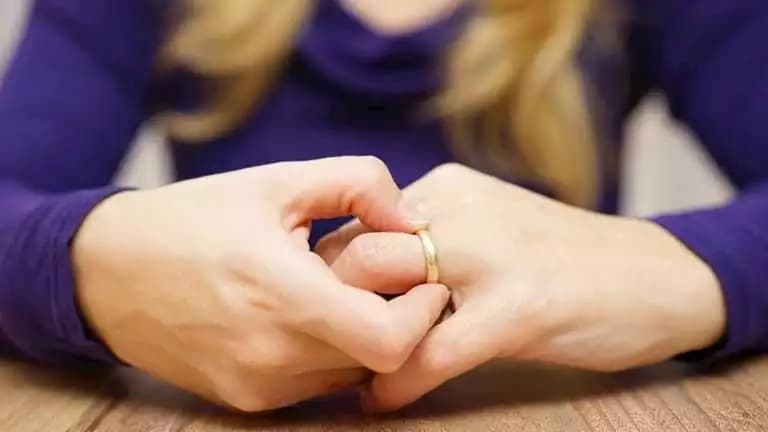Mona seeks divorce after 7 years