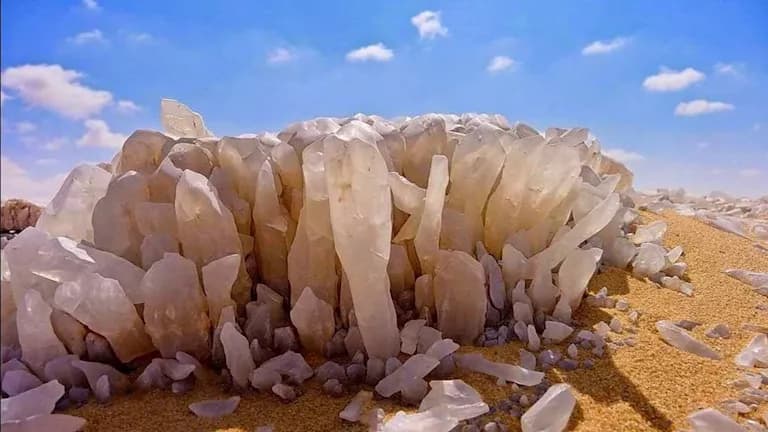 جبل الكريستال في الصحراء البيضاء