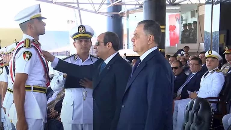 السيسي يكرم أوائل الشرطة في حفل التخرج