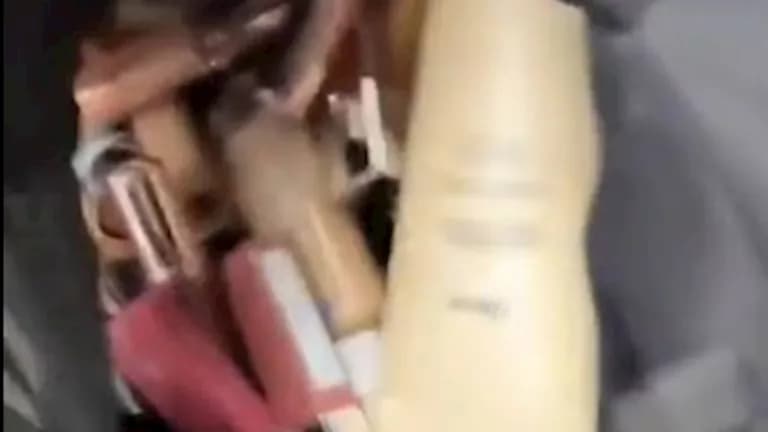 متظاهر فرنسي يعرض مسروقات من متجر