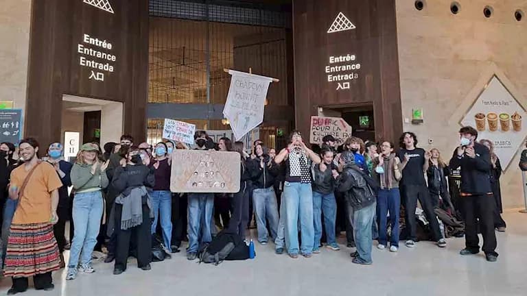 Protesters block Louvre entrance