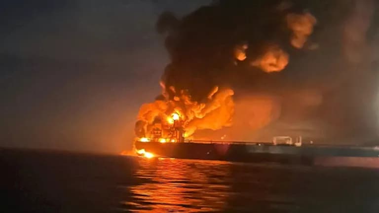 الحرس الثوري يعلن حريق ناقلة نفط في هرمز