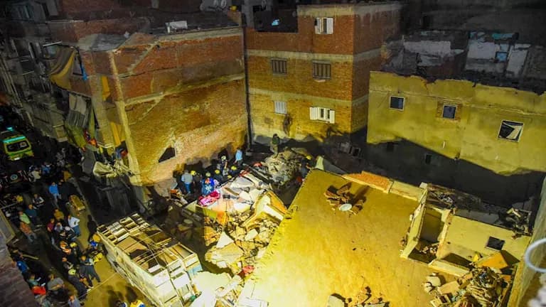 انتشال جثة من أنقاض العقار المنهار بالإسكندرية
