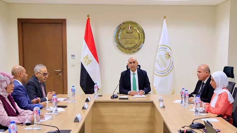 Education Minister abolishes evening classes