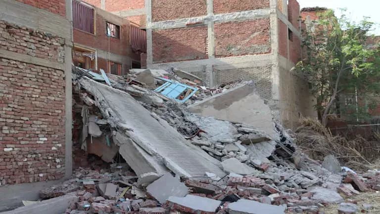 انهيار منزل من 4 طوابق في نجع عزيز بسوهاج