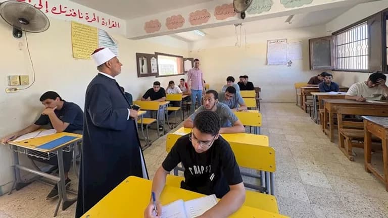 طلاب ينقلون للمستشفى أثناء اختبار إنجليزي