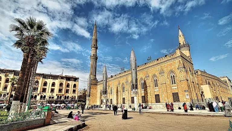 إغلاق مسجد سيدنا الحسين وإقامة الصلاة في الساحة