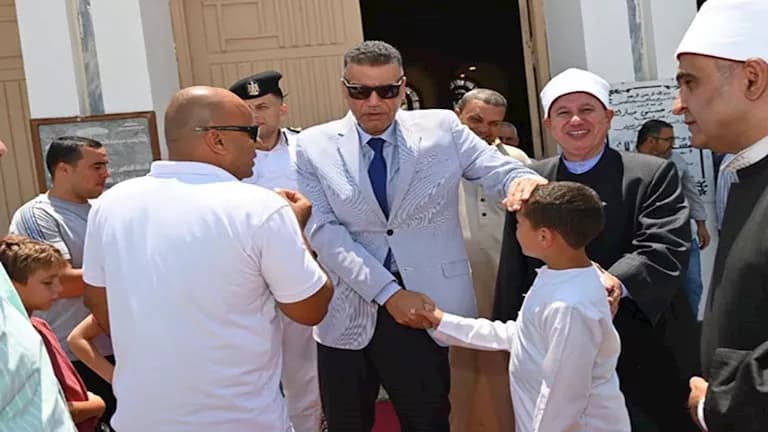 محافظ جنوب سيناء يلتقي المصلين في مسجد السلام بشرم الشيخ: "بابي مفتوح للجميع"