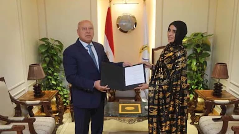 Transport Minister honors Leila Al-Ansari after confronting train stones