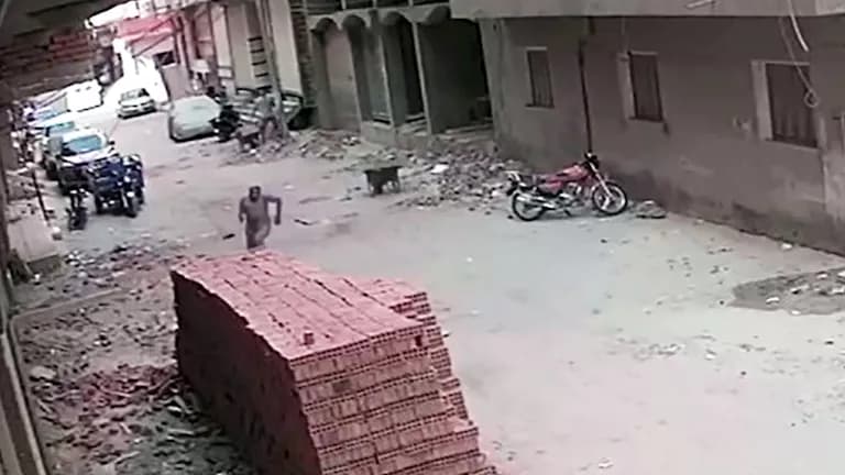 انهيار مبنى بطلتخا ونجاة عامل