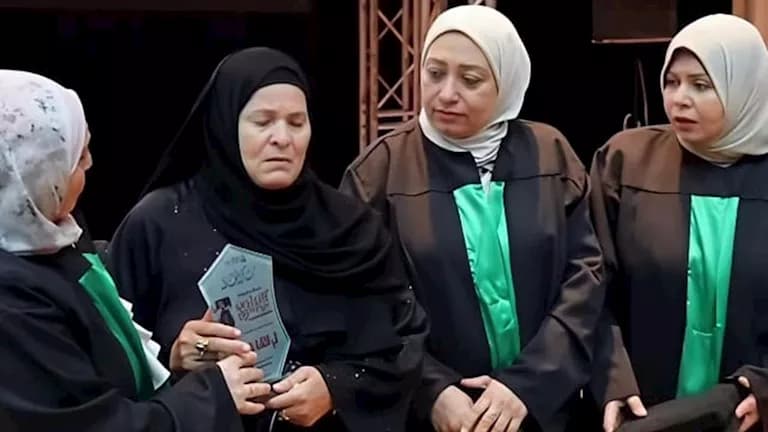 أم تتسلم درع ابنته الراحلة بالشرقية