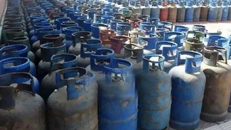 Ministry of Supply: Gas cylinders priced at 275 and 550 pounds