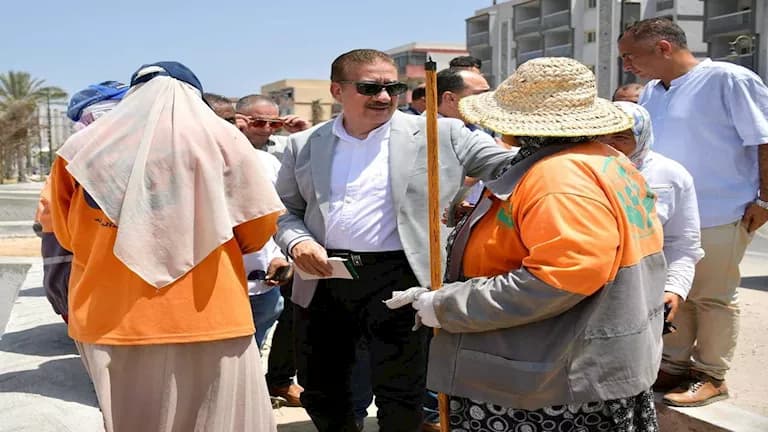 محافظ بورسعيد يوزع كوبونات غذائية لعمال النظافة