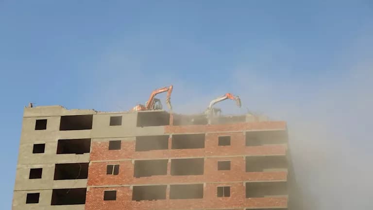 Cairo Governor oversees illegal building removal