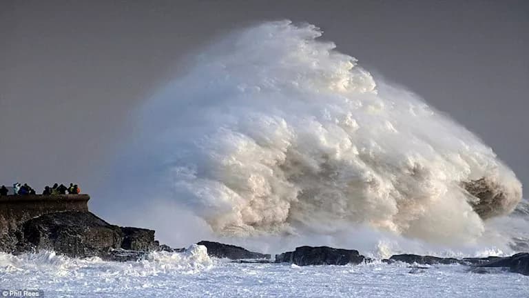 Weather alert for Mediterranean waves